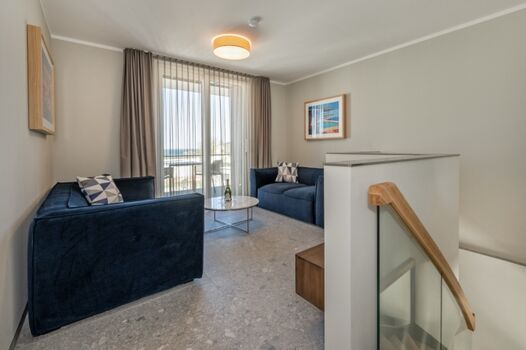 Galerie mit TV, Balkon, Sofas