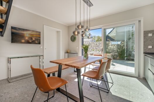 ...mit Ausgang zur Terrasse - und Zugang zum Schlafzimmer 1