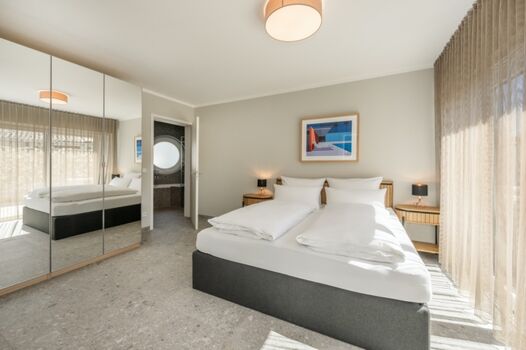 Schlafzimmer mit Zugang zum Dusch- und Vollbad