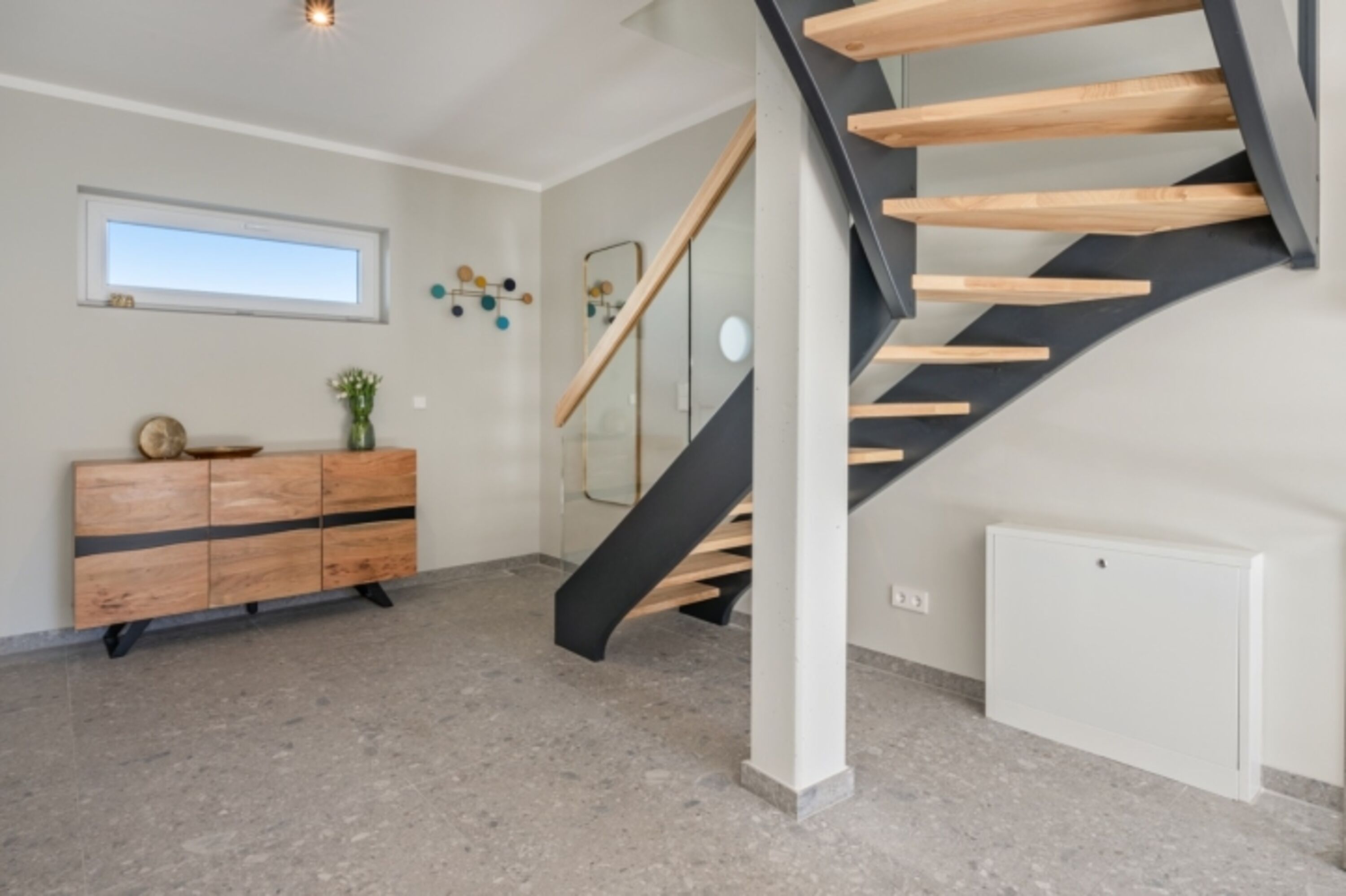 Blick von der Küche zur Treppe/Haustür
