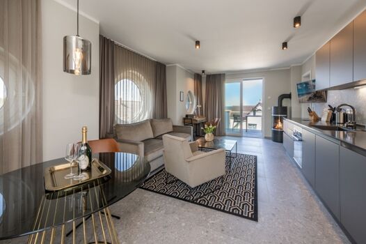 Offener Wohn- und Essbereich mit Blick zum Strand