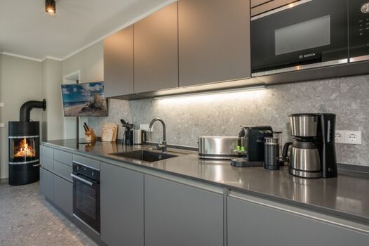 Voll ausgestattete Küche mit TV