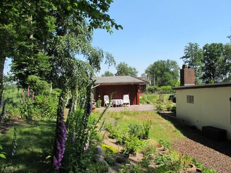 Garten mit Blick auf das Gästehaus