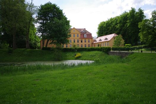 Schloss_Lühburg_von_ vorne