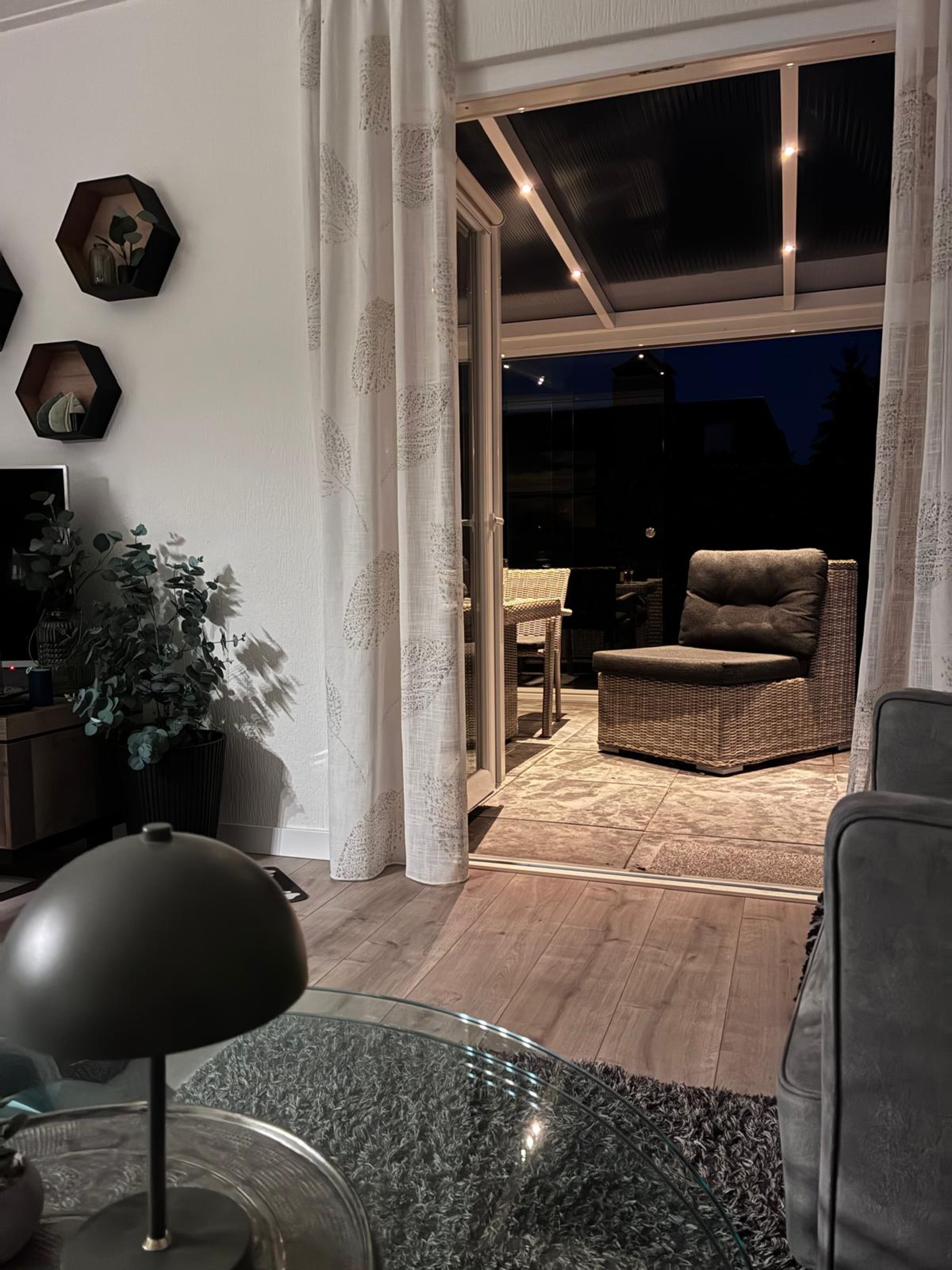 Blick vom Wohnzimmer in den Wintergarten