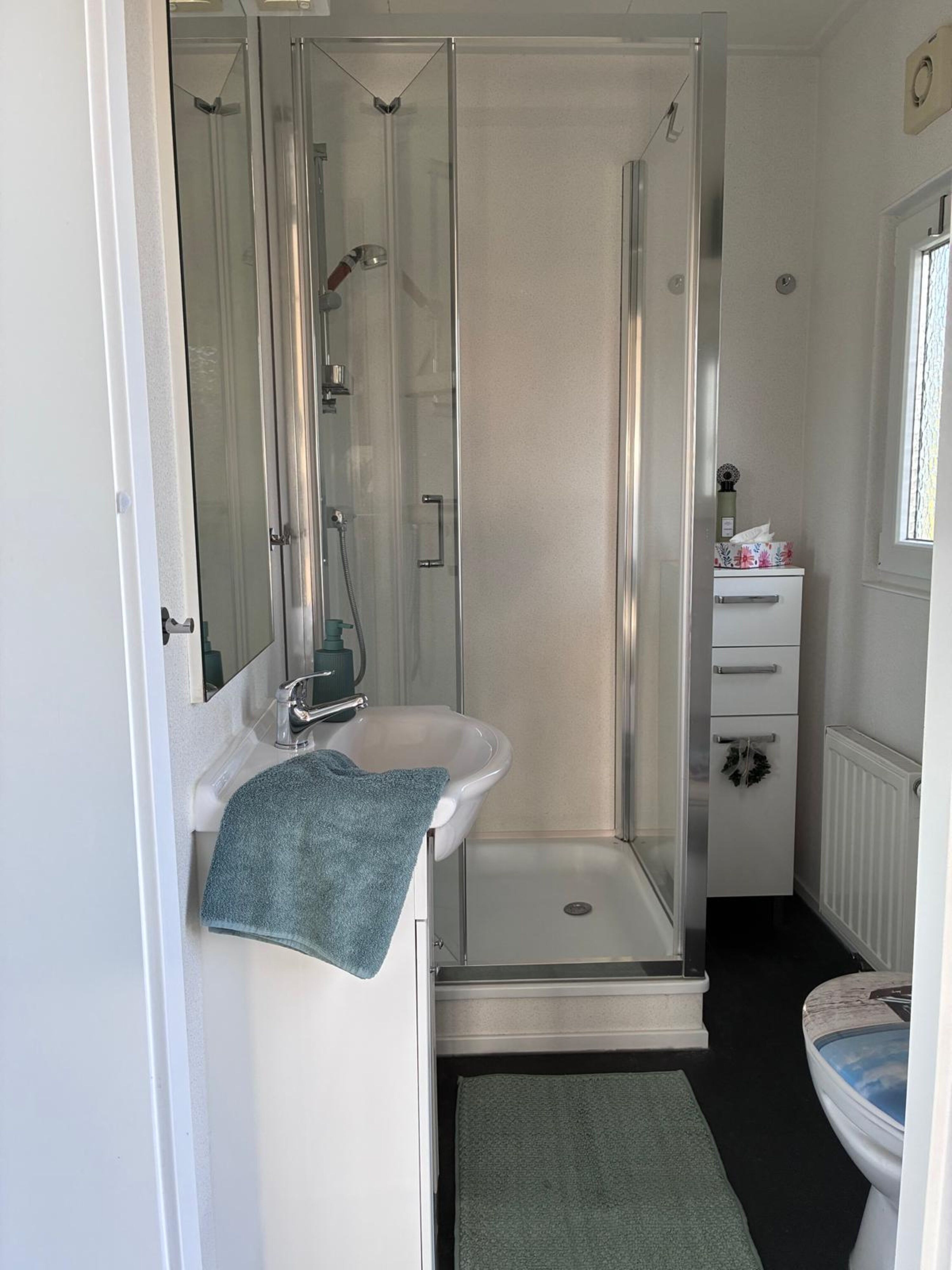 Badezimmer mit Dusche und WC
