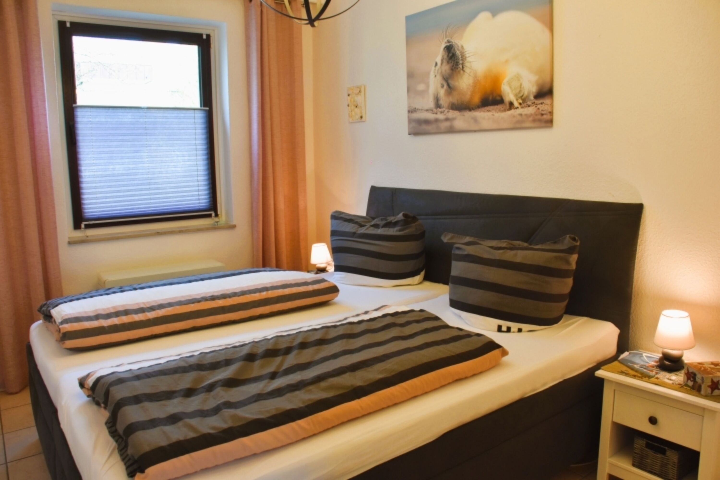 Schlafzimmer mit Doppelbett