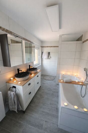 Bad mit Wanne und Dusche