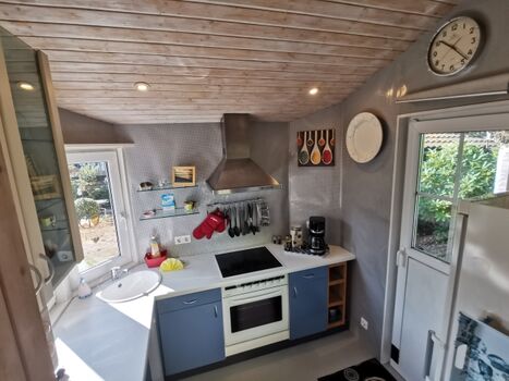 sehr gut ausgestattete Küche