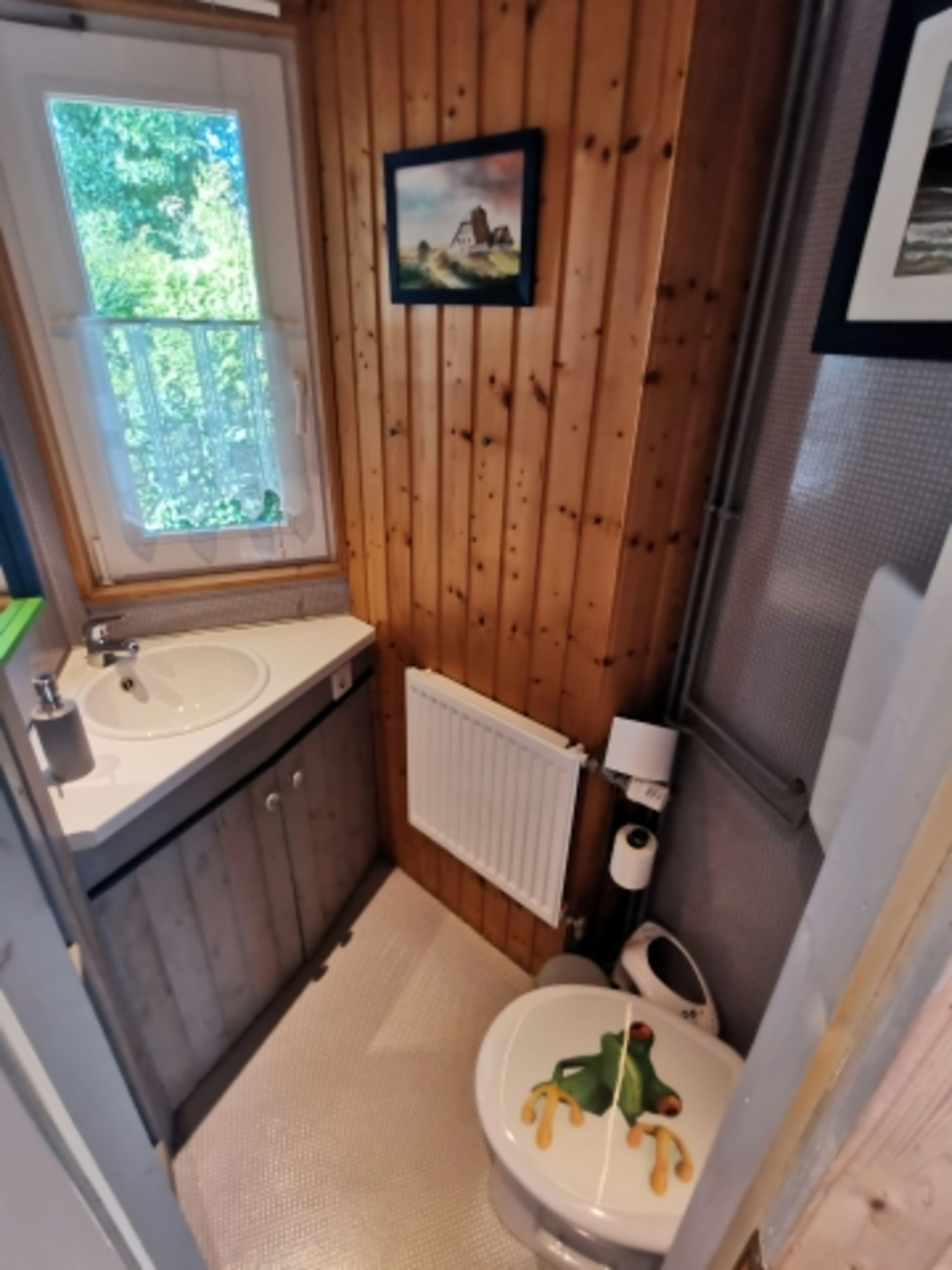 separates WC