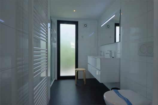 Großes Badezimmer mit Regendusche und WC