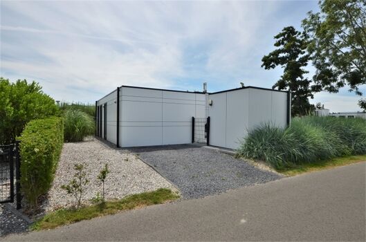 Parkplatz auf dem Grundstück