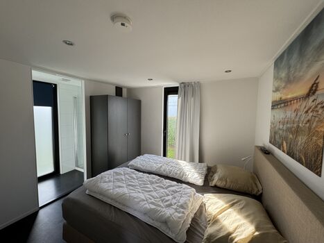 ein Schlafzimmer mit integriertem Duschbad