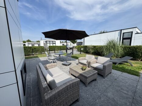 mit großem Garten und chilligen Gartenmöbeln