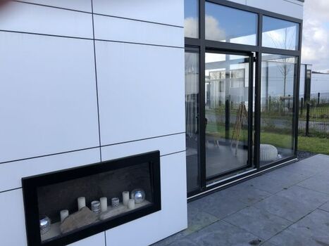 großer Fensterfront