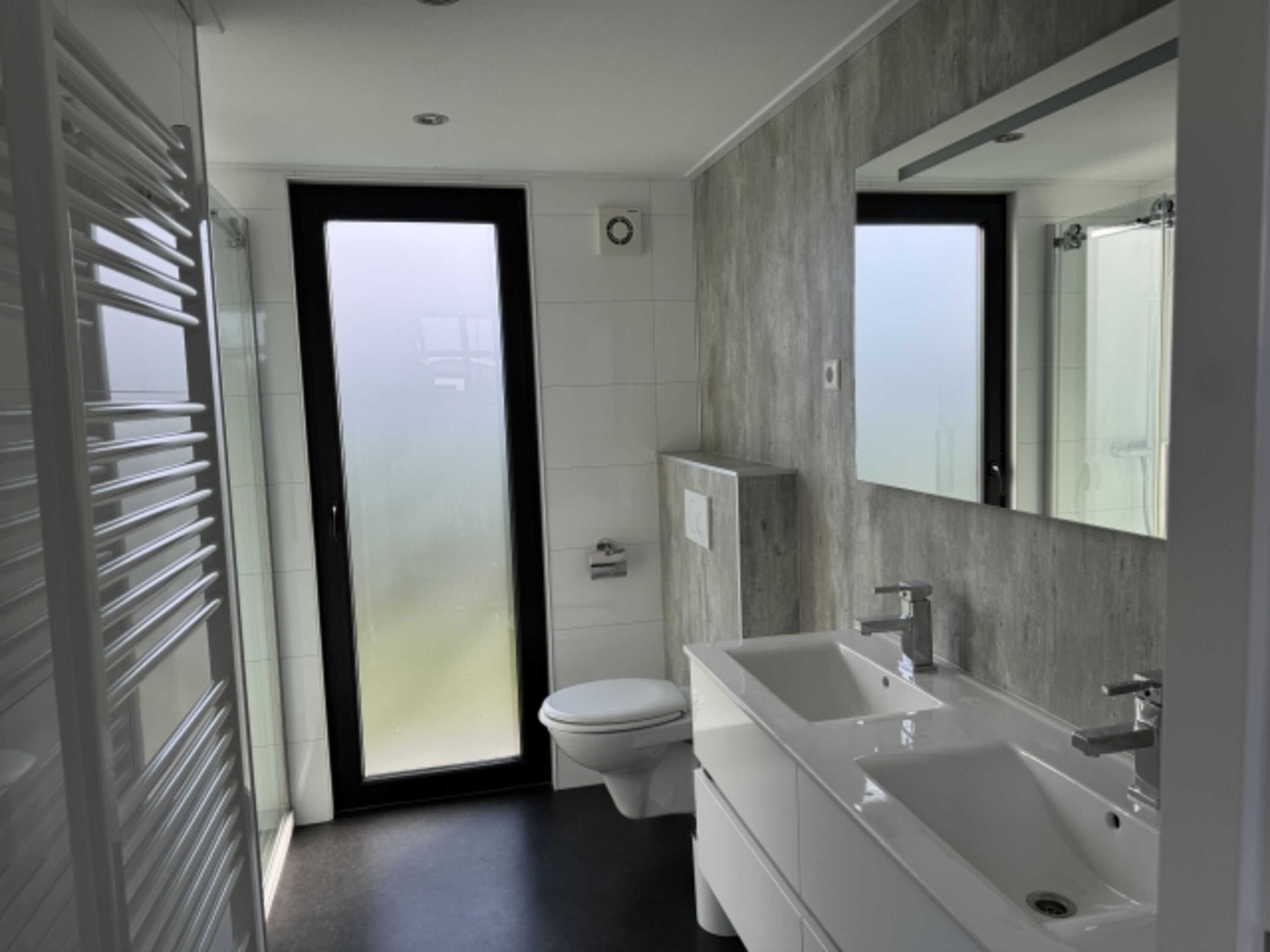 zweites geräumiges Bad mit WC