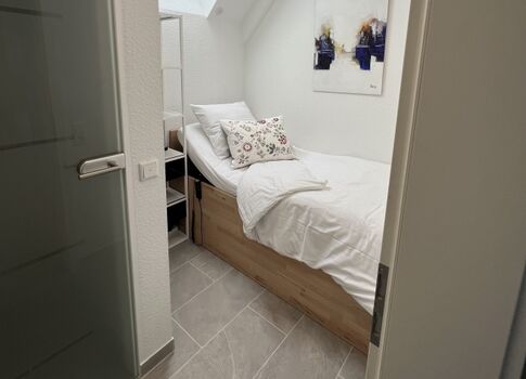 Im Erdgeschoss extra Schlafzimmer mit Dusche