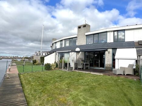 Ferienhaus mit Sudlage und geschlossenes Grundstueck