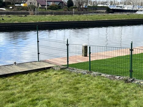 Zaun zum Nachbarn rechts