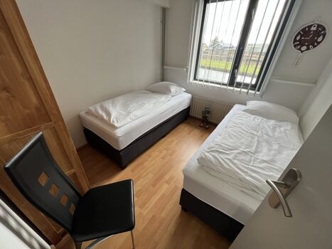 Schlafzimmer mit 2 Einzelbetten oben