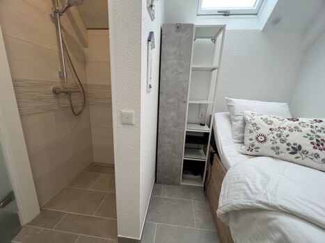 extra Schlafzimmer mit Einzelbett und Dusche