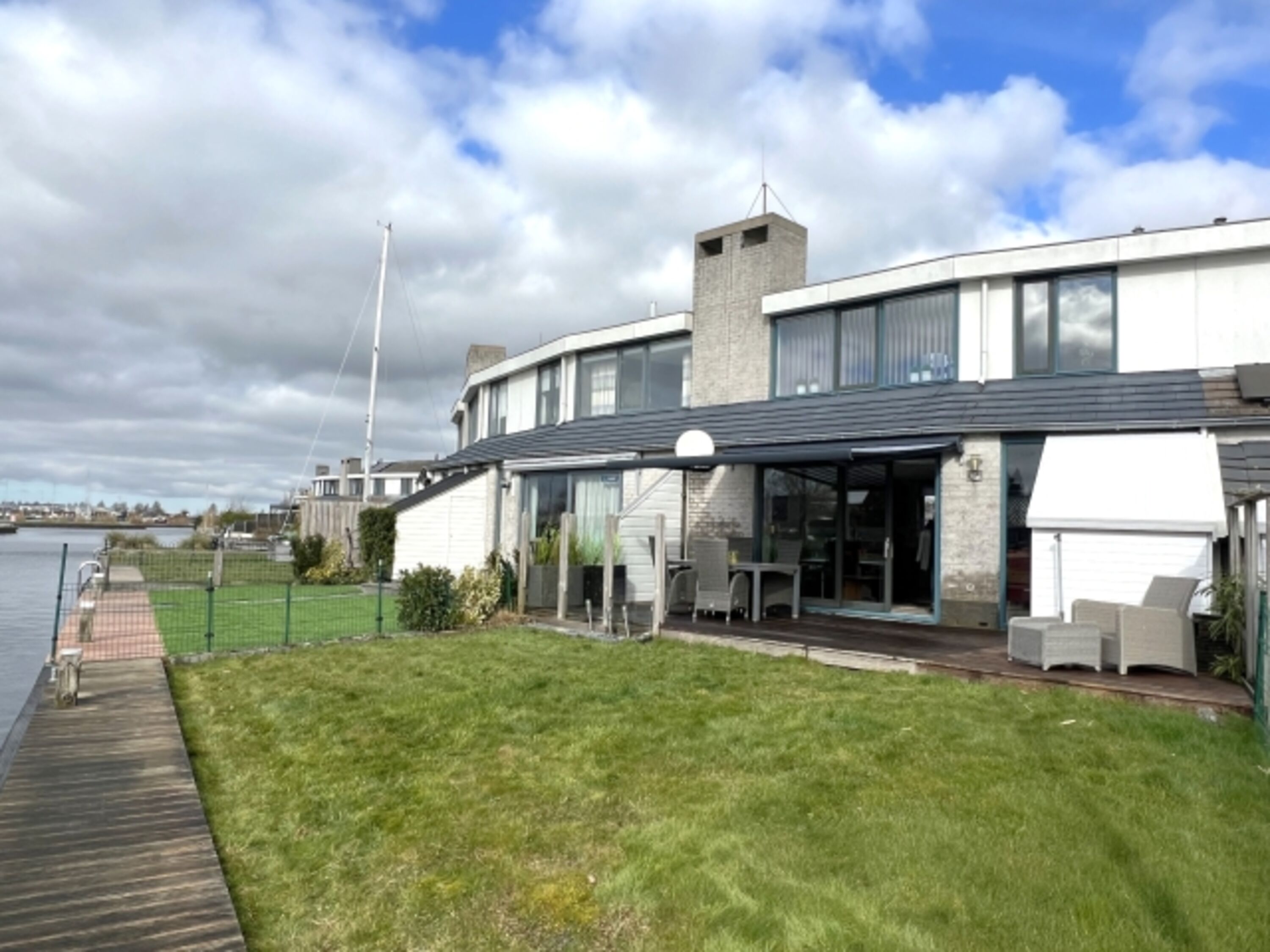 Ferienhaus mit Sudlage und geschlossenes Grundstueck