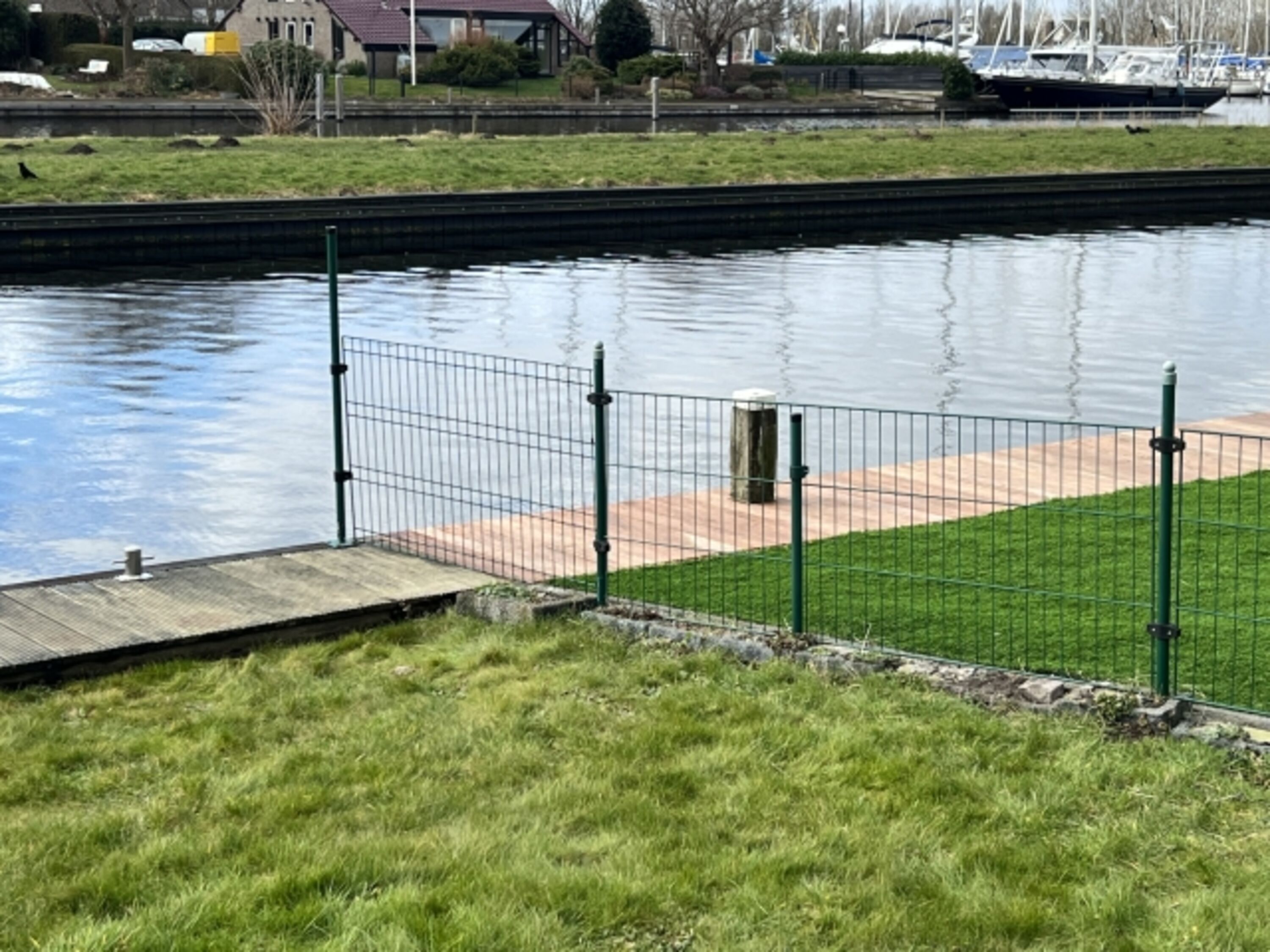 Zaun zum Nachbarn rechts