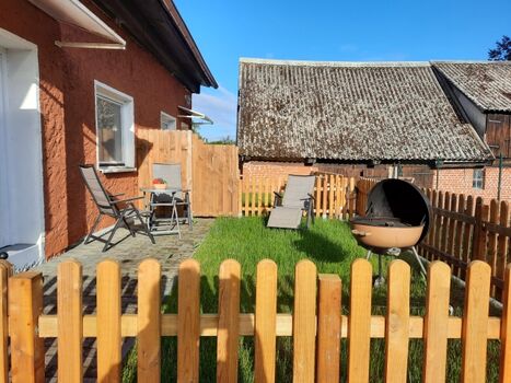 Terrasse im eingezäunten Garten