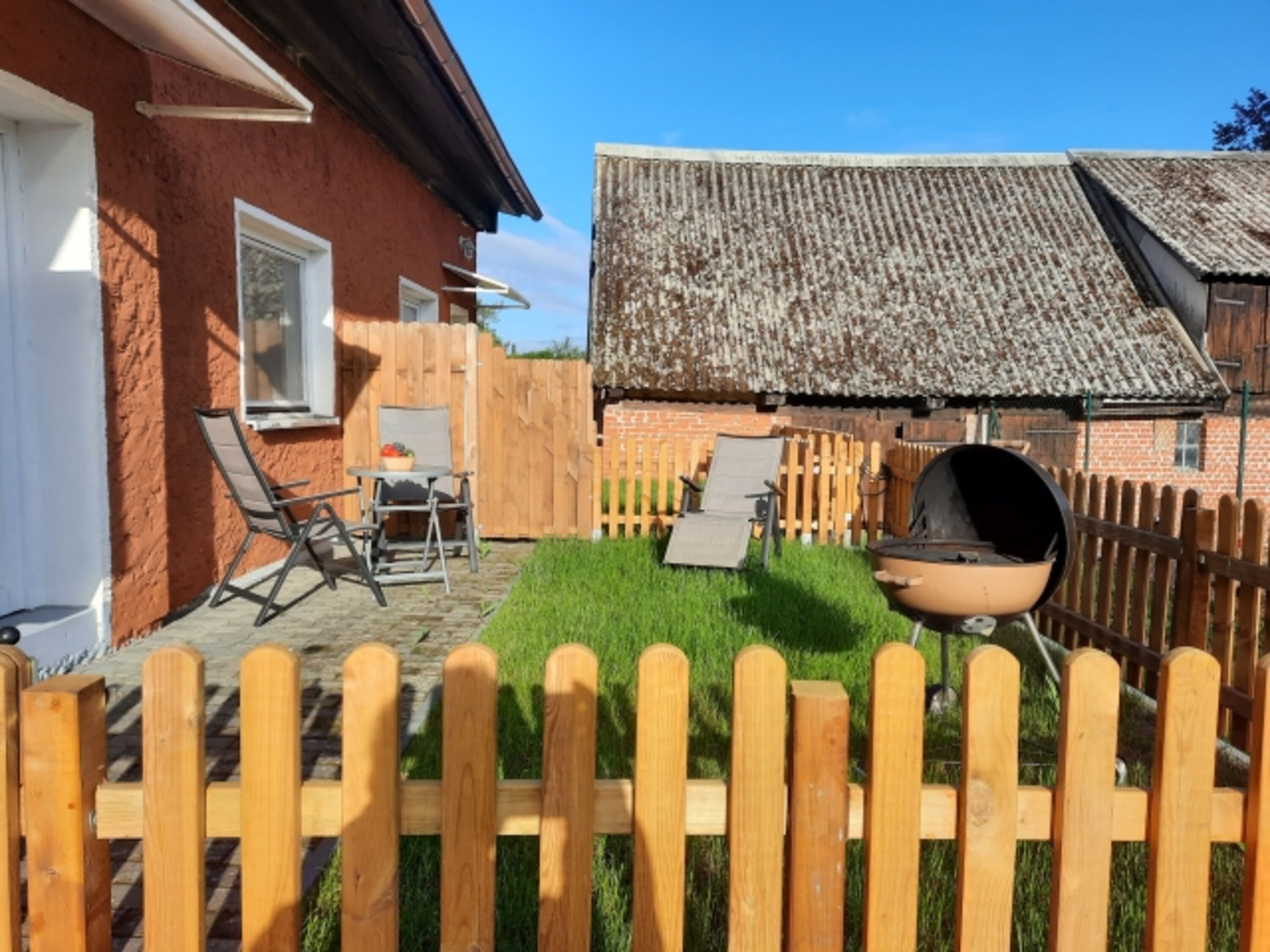 Terrasse im eingezäunten Garten