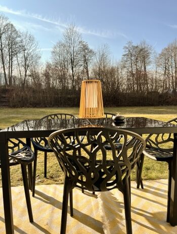 Blick von Ihrer privaten Terrasse mit Grillmöglichkeit auf den Gemeinschaftsgarten