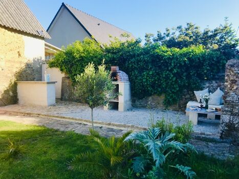 2. Garten mit Pizzaofen, Außenbereich und Pizzaofen sowie Scheune mit Outdoor-Artikeln für Ihr Vergnügen.