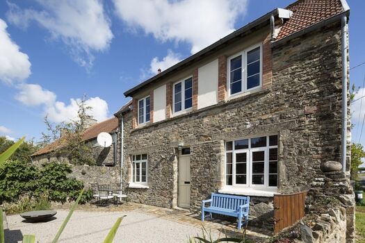 Bauernhaus in Glatigny mit nach Süden ausgerichtetem ummauertem Innenhof