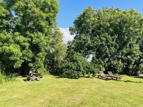 Ein weiterer großer Garten mit Teich