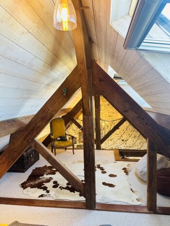 Zwischengeschoss mit Kingsize-Bett und Wohnbereich