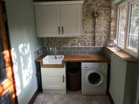 Hauswirtschaftsraum mit Waschmaschine