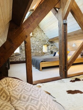 Zwischengeschoss mit Kingsize-Bett und Wohnbereich