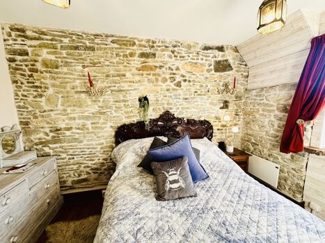 Kingsize-Bett mit Zugang zum Badezimmer