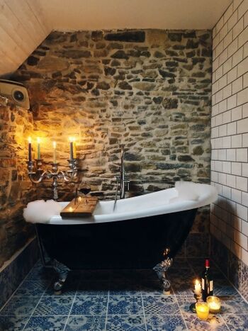 Entspannen Sie sich in der freistehenden Badewanne