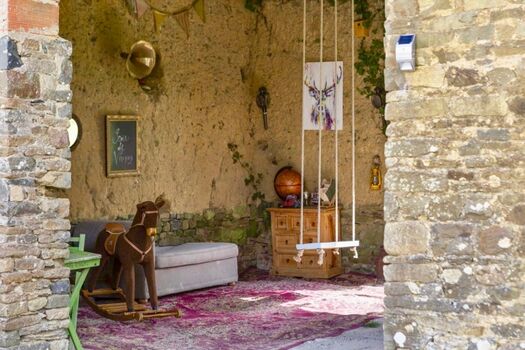 Überdachter Außenspielbereich mit Schaukel