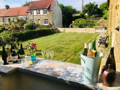 2. Garten mit Pizzaofen, Außenbereich und Pizzaofen sowie Scheune mit Outdoor-Artikeln für Ihr Vergnügen.