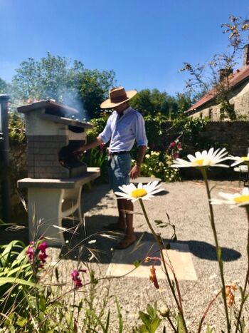 Sonniger, nach Süden ausgerichteter Innenhof mit Grill