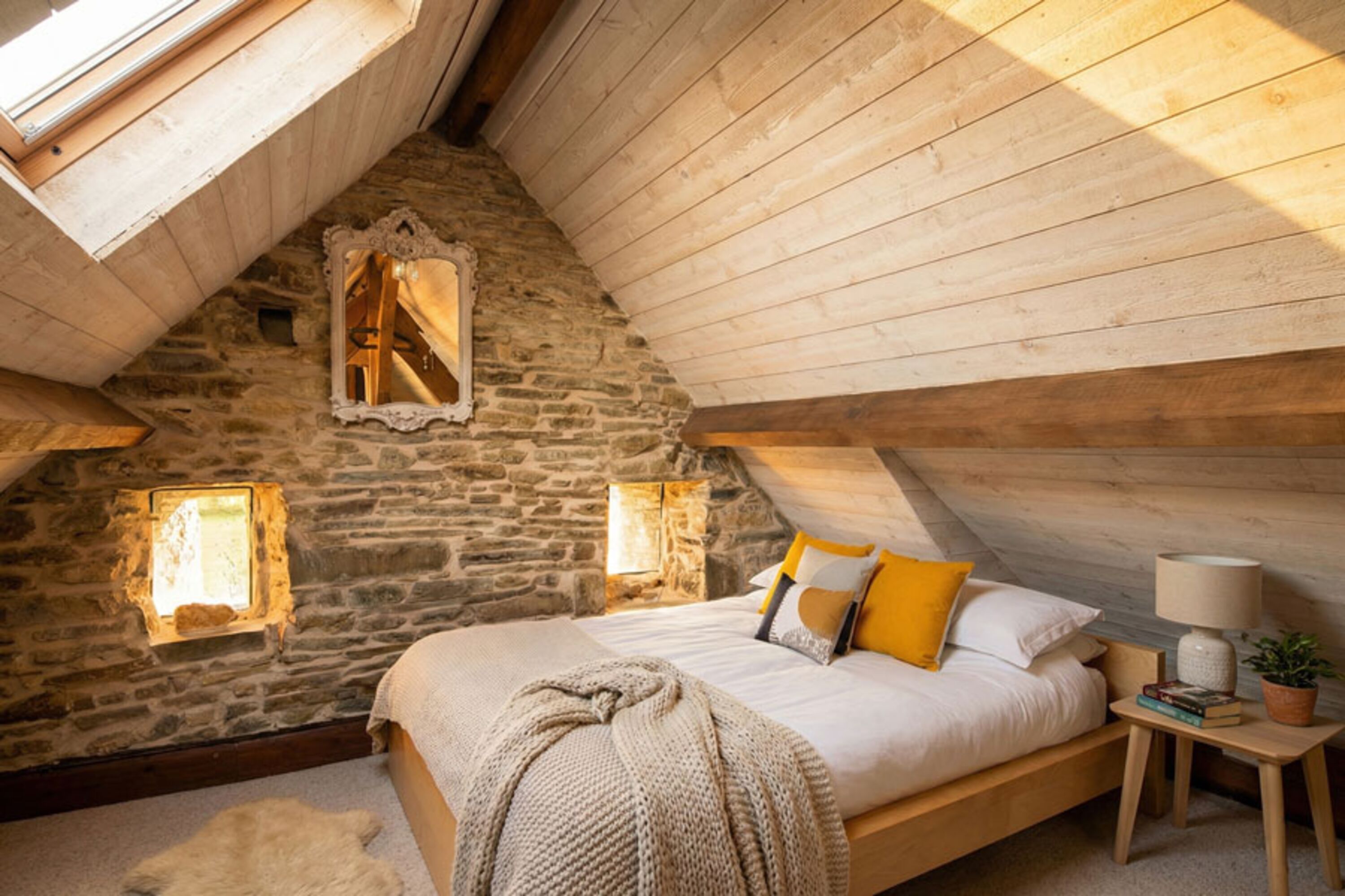 Zwischengeschoss mit Kingsize-Bett und Wohnbereich