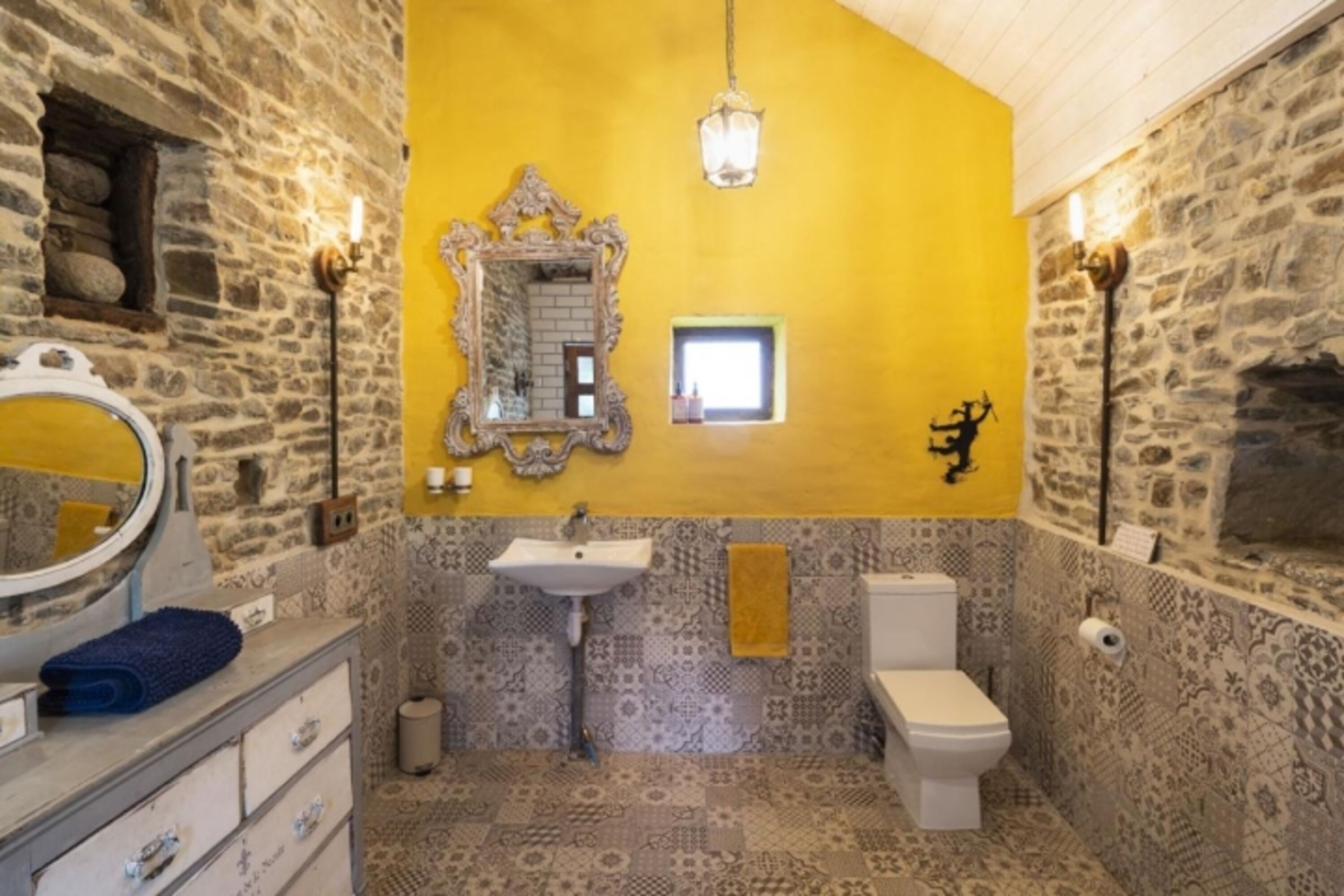 Großes Badezimmer im Erdgeschoss mit Massagedusche