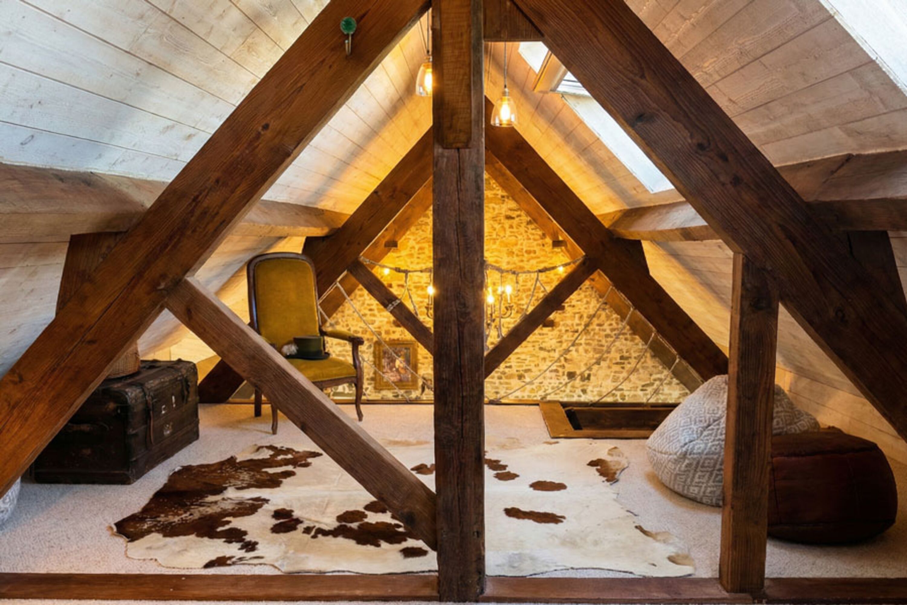 Zwischengeschoss mit Kingsize-Bett und Wohnbereich