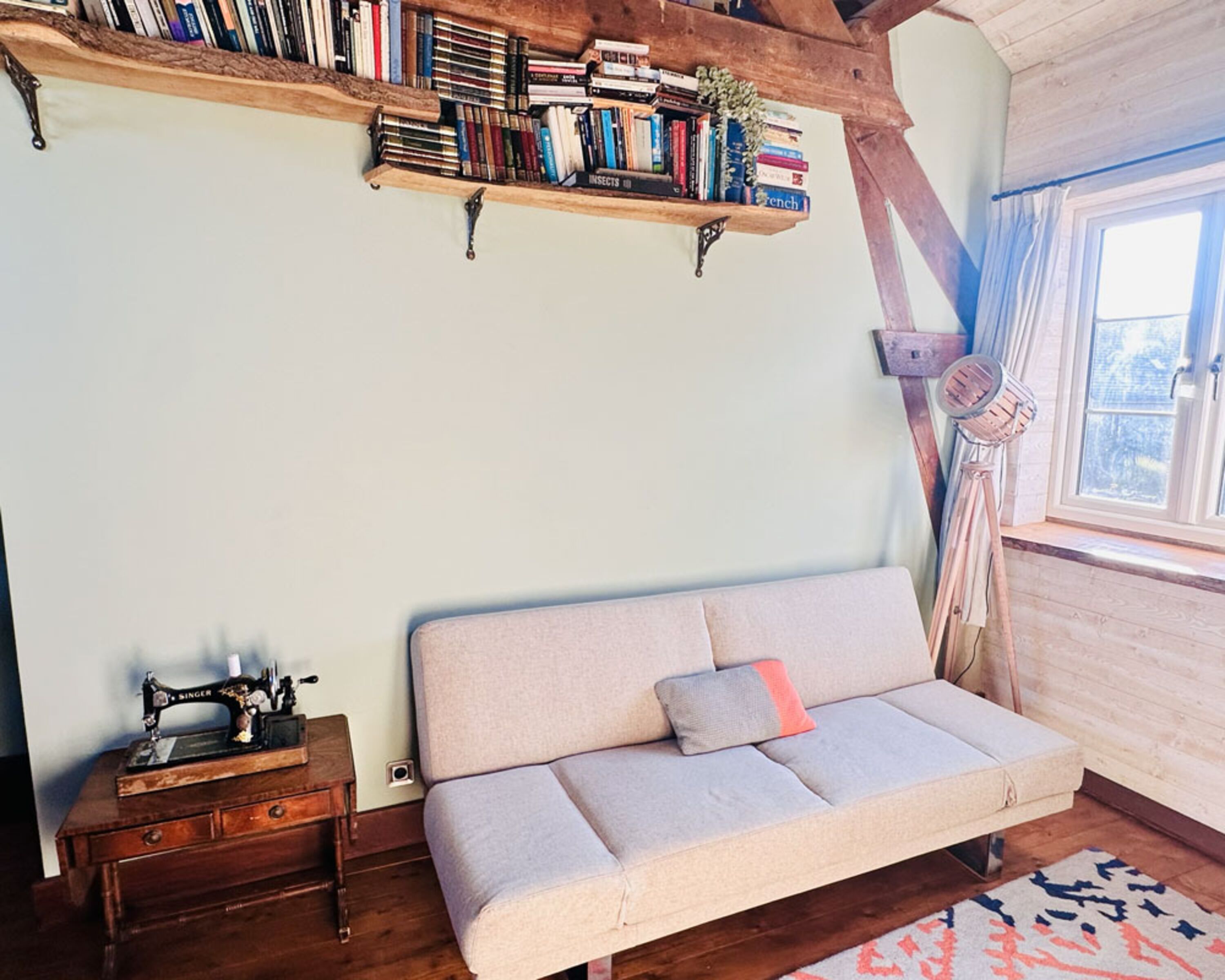 Schlafsofa auf Wunsch, Treppe zum Zwischengeschoss