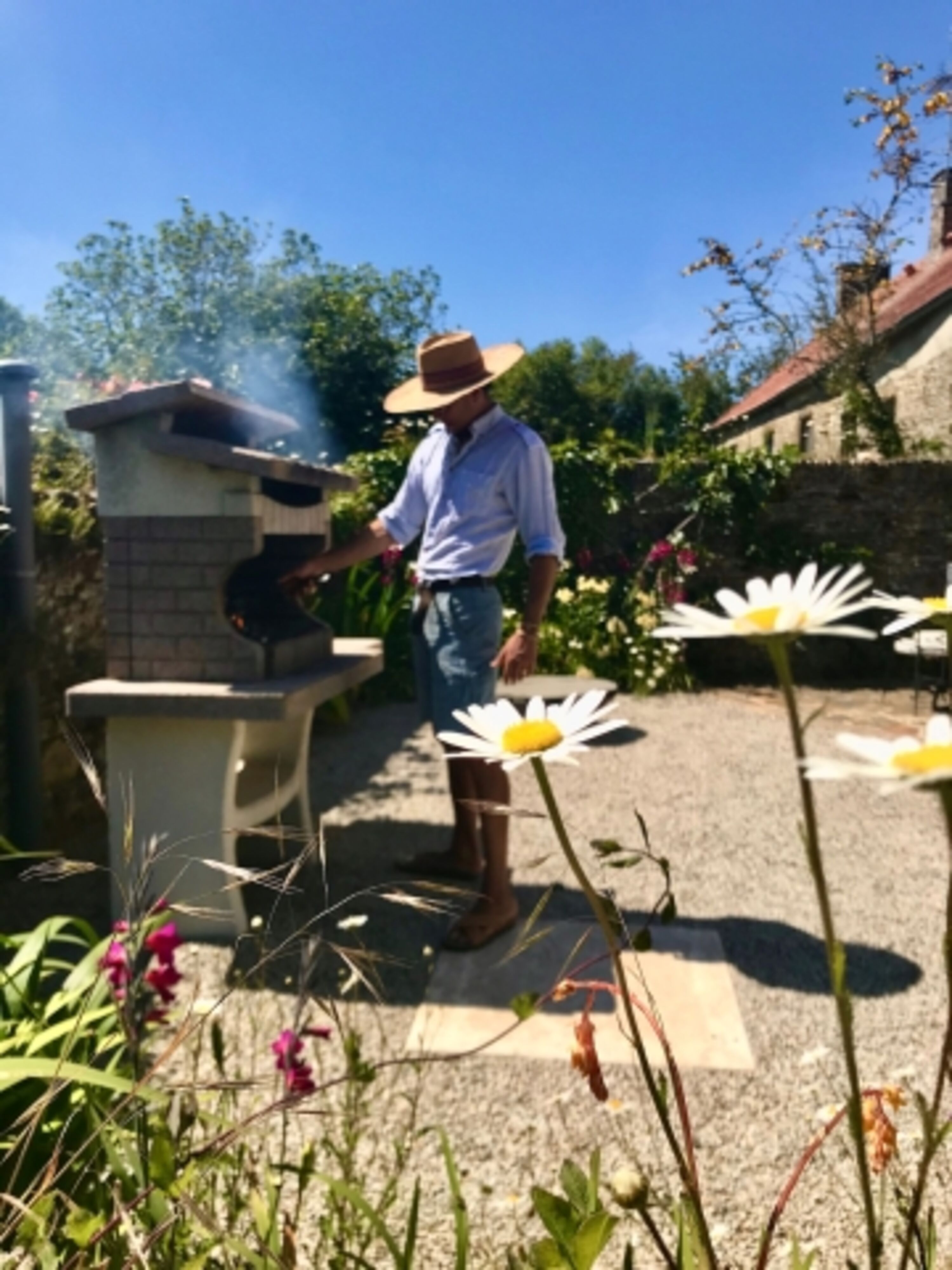 Sonniger, nach Süden ausgerichteter Innenhof mit Grill