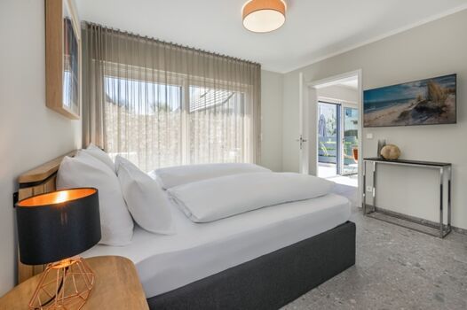 1. Schlafzimmer im EG mit Zugang Zur Terrasse (Maisonette)