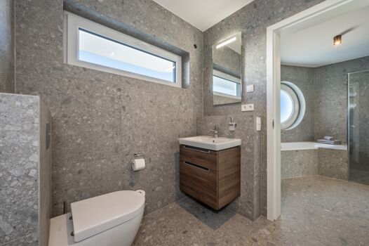 mit separatem WC (Maisonette)