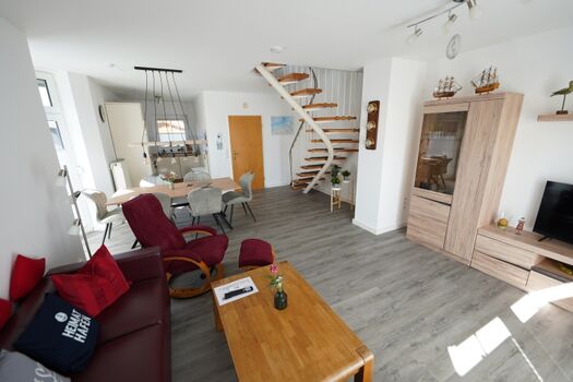 Wohnzimmer und Essbereich mit Treppenaufgang