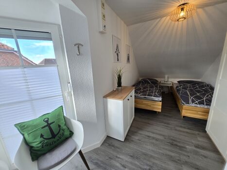 Schlafzimmer mit überlangen Einzelbetten (je 90x210 cm)